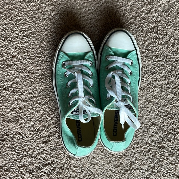 Women’s Size 6 Converse - Picture 3 of 4
